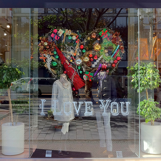 green label relaxing Window Display for Christmas heart motif 1